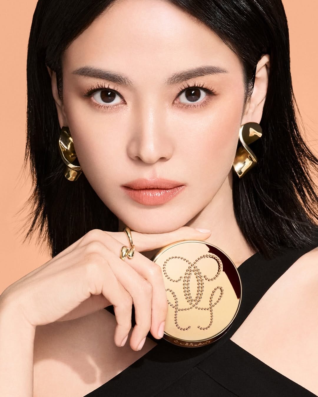 Guerlain Parure Gold Skin product photo: champagne gold and warm beige, metal, studio light, image 1 of 3