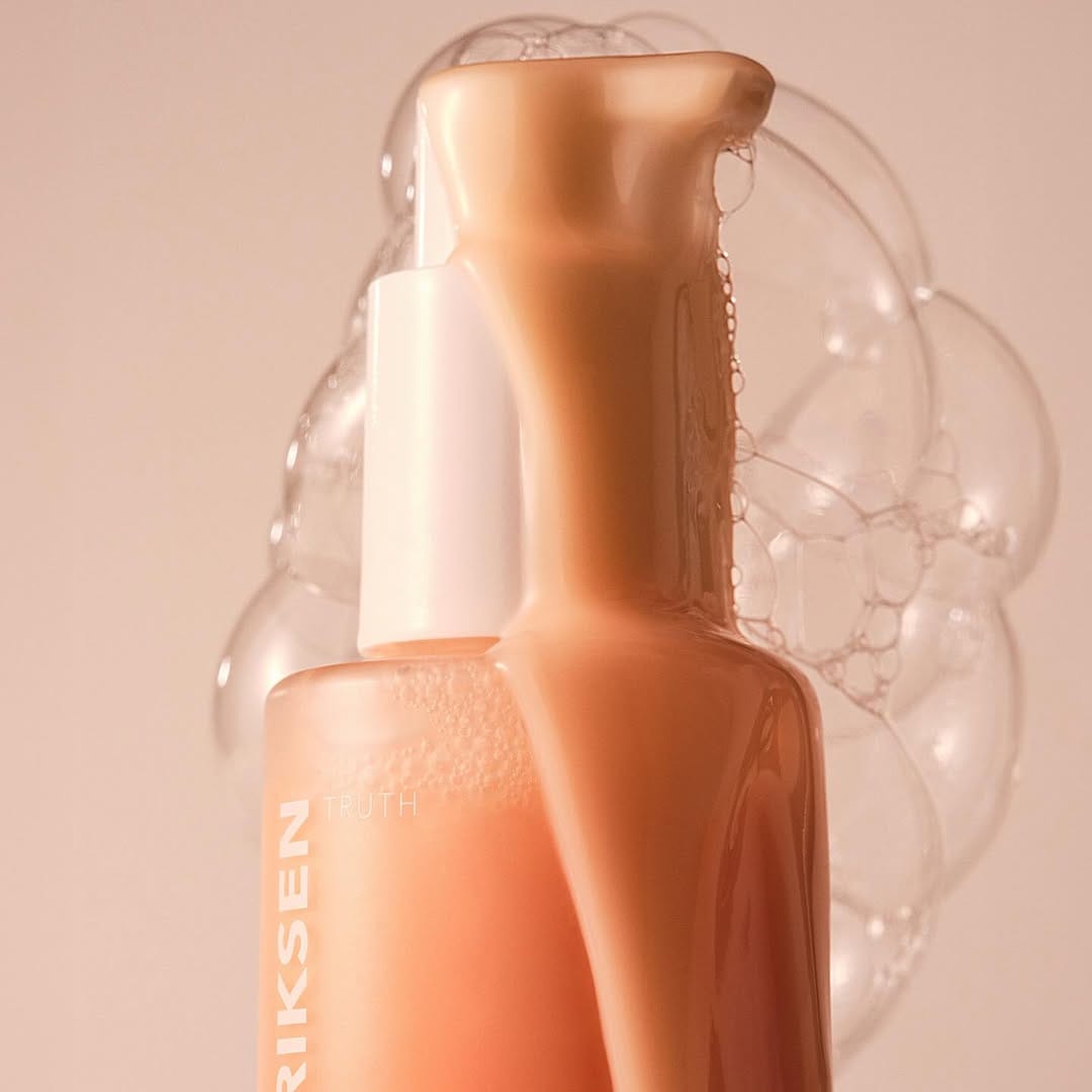 OLEHENRIKSEN Peach Glaze product photo: peach, coral pink and white, plastic and organic, soft light, image 4 of 4